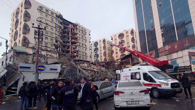 قتلى وجرحى جراء زلزال بقوة 7.9 درجات ضرب جنوب تركيا