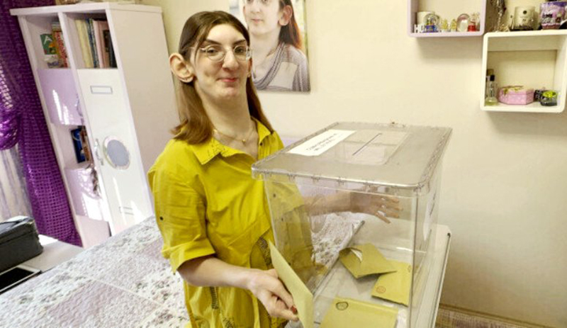 أطول امرأة في العالم تدلي بصوتها في رئاسيات تركيا
