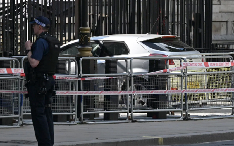 سيارة تصدم بوابة مقر رئيس الوزراء البريطاني