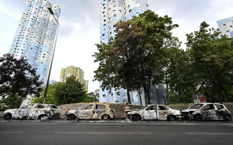 سيارات محترقة في فرنسا