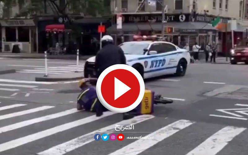 شرطي يعتدي على راكب دراجة