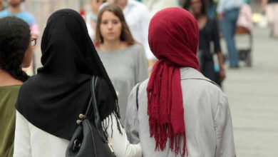 فرنسا.. حظر ارتداء العباءة الإسلامية في المدارس