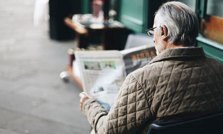 رجل يقرأ صحيفة