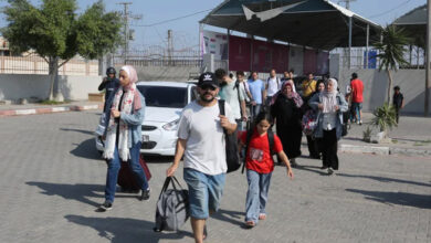 أجانب يغادرون قطاع غزة