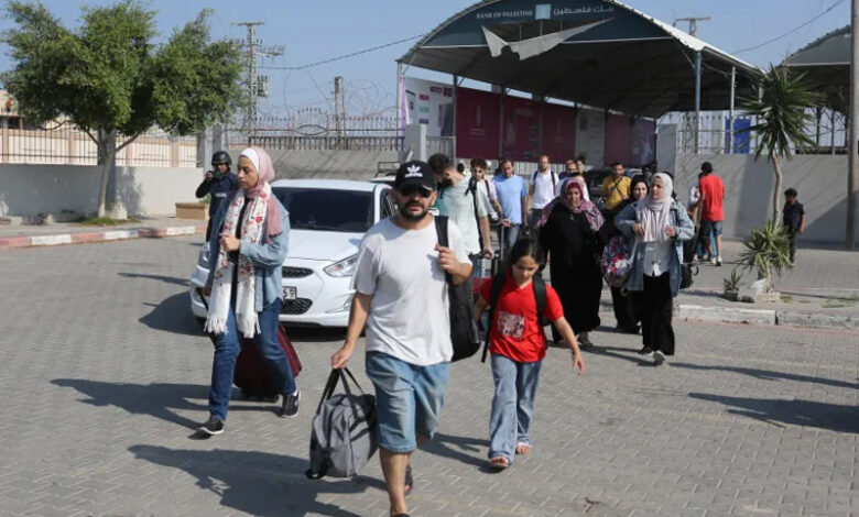 أجانب يغادرون قطاع غزة
