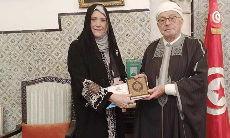 امراة اوروبية تعلن اسلامها امام المفتي ...
