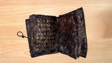 حجز مخطوطات عبرية وقطع نقدية أثرية