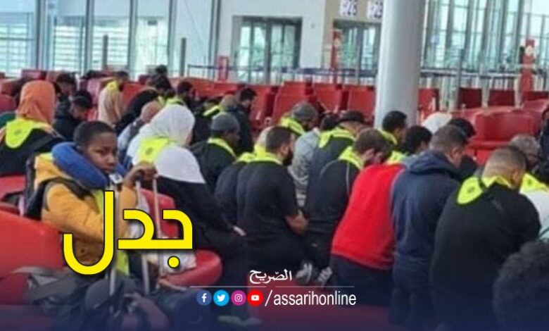 مسلمون يؤدون صلاة داخل مطار شارل ديغول
