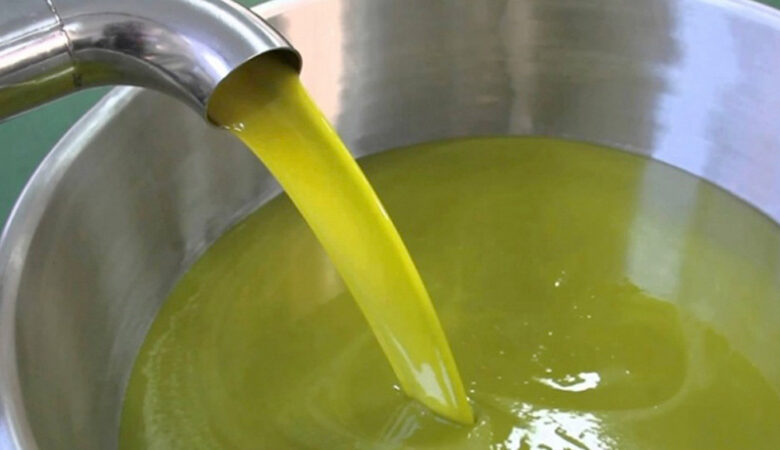 يبيع 'خلطة مشبوهة' على أنها زيت زيتون