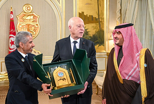 الرئيس قيس سعيّد يتسلّم درع مجلس وزراء الدّاخلية العرب