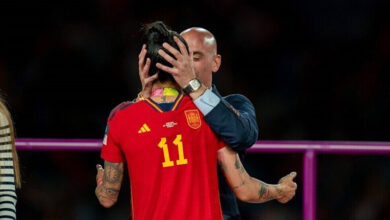 لويس روبياليس رئيس الاتحاد الاسباني لكرة القدم القبلة