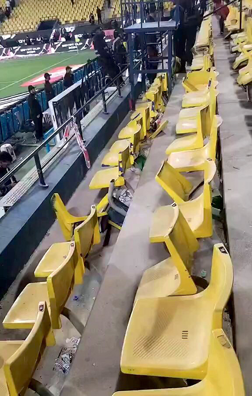 Détruire des chaises au stade Awal Park