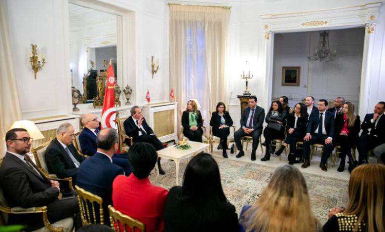 Le Premier ministre rencontre en France des élus locaux d'origine tunisienne