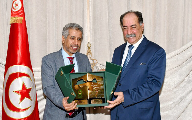 Le ministre de l'Intérieur reçoit l'écu du Conseil des ministres arabes de l'Intérieur