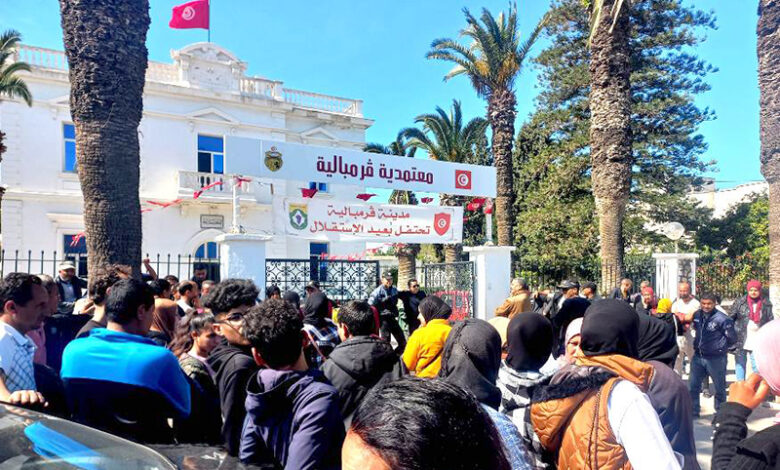 Les habitants de Bni Ayash manifestent devant le tribunal primaire de Garmbalia