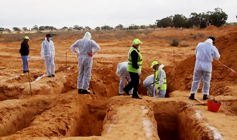 Libye... Une fosse commune a été découverte contenant les corps de 65 migrants
