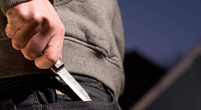 Un élève poignarde son professeur avec un couteau dans la classe