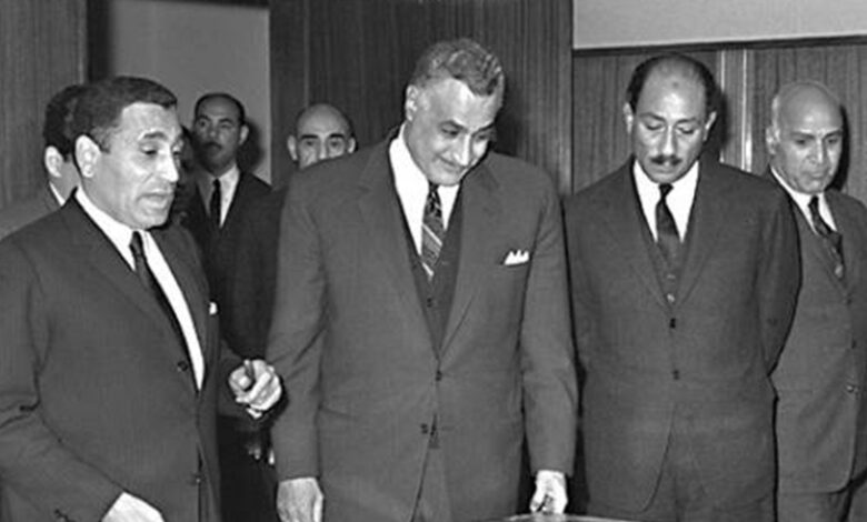 Abdel Nasser entre Anouar Sadate et Mohamed Hassanein Heikal