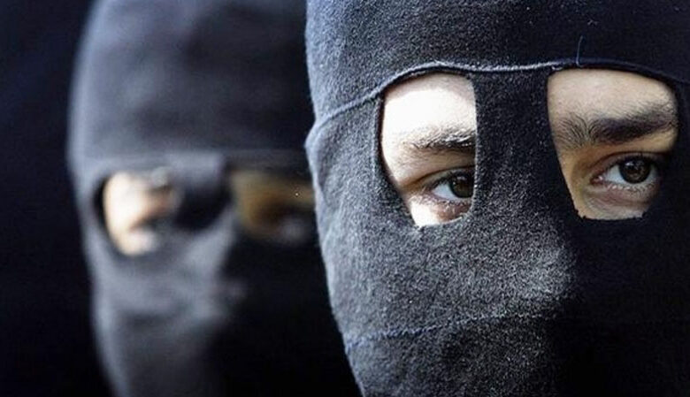 Un homme masqué vole