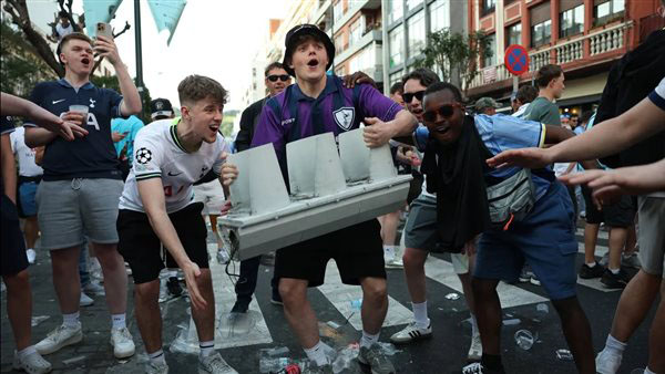 Affrontements entre supporters de Tottenham et de Manchester United avant la finale de la Ligue Europa 01