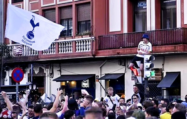 Affrontements entre supporters de Tottenham et de Manchester United avant la finale de la Ligue Europa 01