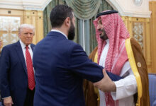Le président américain Donald Trump et le prince héritier saoudien Mohammed ben Salmane avec le président syrien Ahmad al-Sharaa