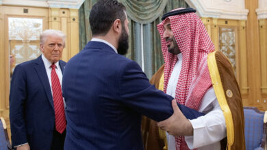 Le président américain Donald Trump et le prince héritier saoudien Mohammed ben Salmane avec le président syrien Ahmad al-Sharaa