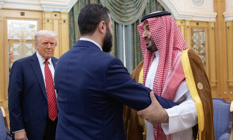 Le président américain Donald Trump et le prince héritier saoudien Mohammed ben Salmane avec le président syrien Ahmad al-Sharaa