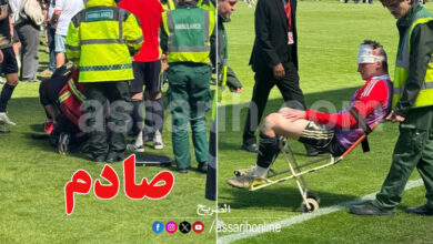 Un supporter frappe un joueur à la tête