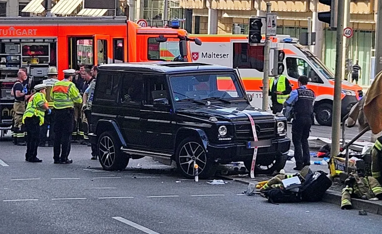voiture percute la foule à Stuttgart