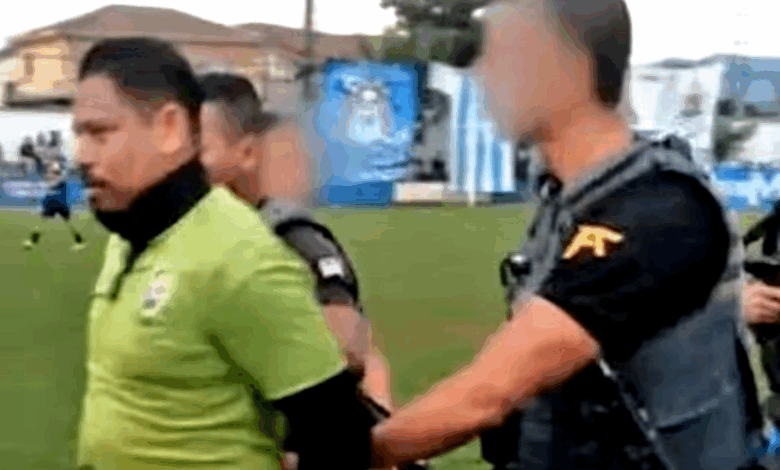Bresil Arrestation Arbitre foot en plein match