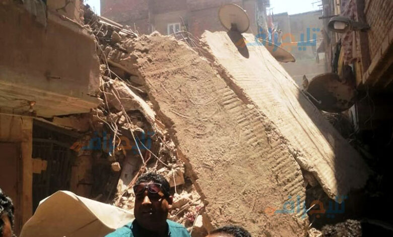 Egypte... Deux immeubles résidentiels s'effondrent au Caire, et les ambulances déploient huit véhicules.