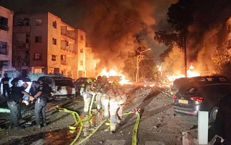 L'Iran bombarde des sites stratégiques à Tel Aviv et Haïfa