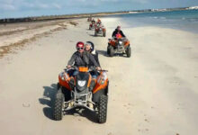 Les véhicules à quatre roues motrices et les motos sont interdits sur les plages et les dunes.
