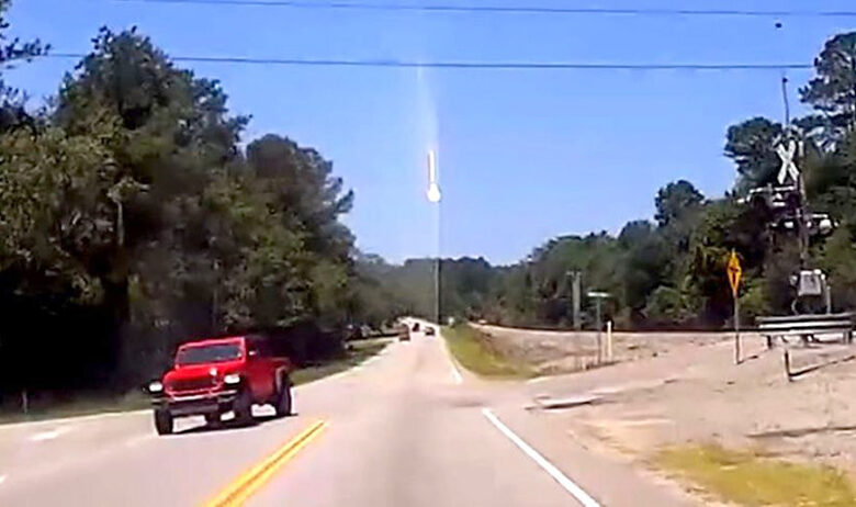 Un étrange objet enflammé perce le ciel de plusieurs États américains.