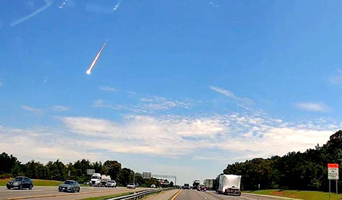 Un étrange objet enflammé perce le ciel de plusieurs États américains. 1
