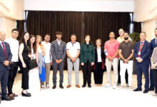 Le Premier ministre rencontre des membres de la communauté tunisienne résidant à Séville.