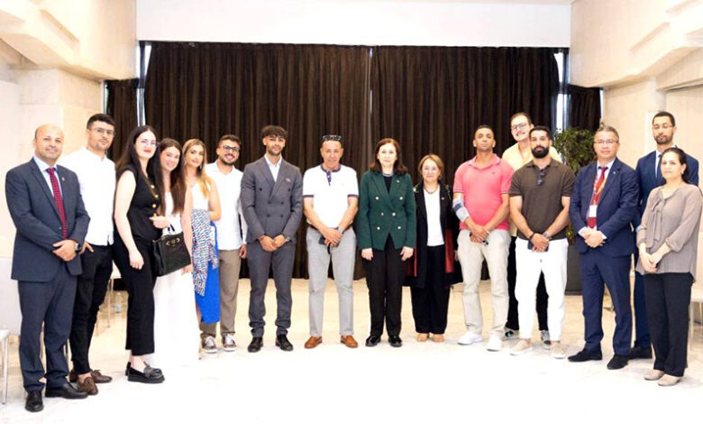 Le Premier ministre rencontre des membres de la communauté tunisienne résidant à Séville.