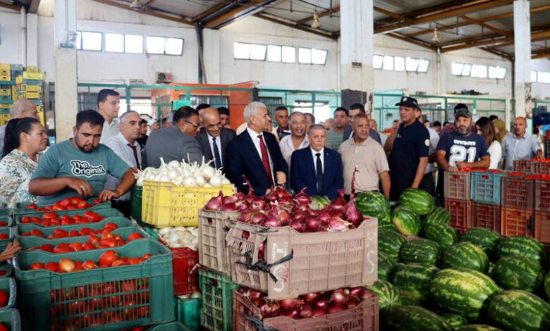 Le ministre du Commerce visite le marché de Bir Kassaa