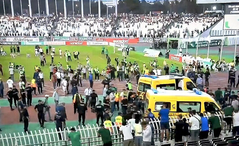 Plusieurs supporters ont subi des blessures diverses après être tombés des tribunes supérieures du stade du 5-Juillet à Alger.