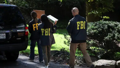Des agents du FBI pendant la perquisition du domicile de John Bolton