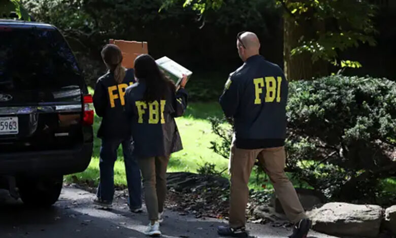 Des agents du FBI pendant la perquisition du domicile de John Bolton