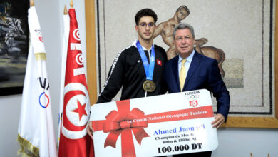 Le nageur Ahmed Al-Jawady reçoit une bourse du Comité national olympique.