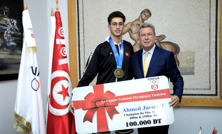 Le nageur Ahmed Al-Jawady reçoit une bourse du Comité national olympique.