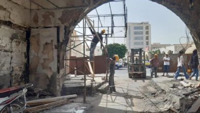 Travaux de construction des deux arches à l'entrée du marché du henné