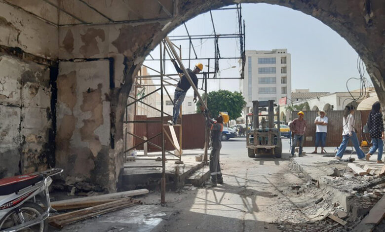 Travaux de construction des deux arches à l'entrée du marché du henné