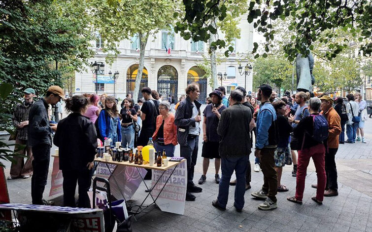 France... Des marches dans plusieurs villes célèbrent la chute du gouvernement de François Bayrou