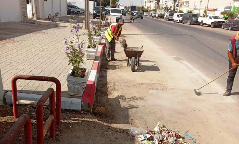 La municipalité de Sfax intensifie ses interventions autour des établissements scolaires.