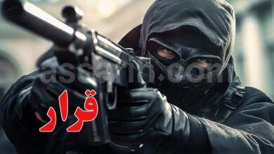 homme masque arme feu