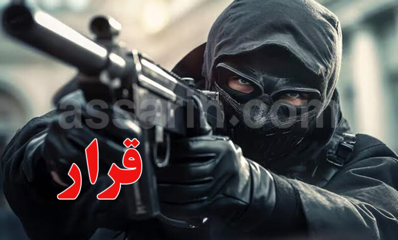 homme masque arme feu